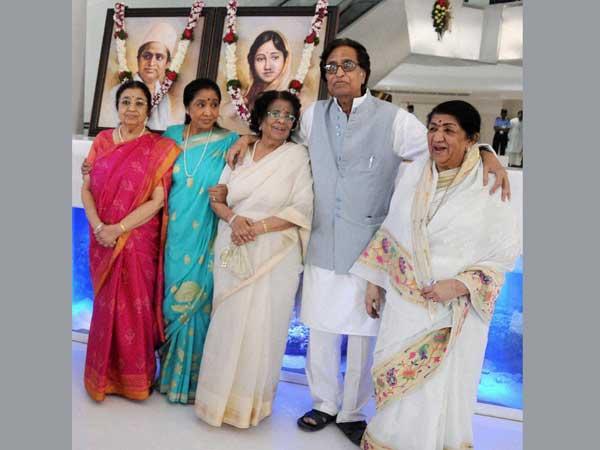 తోబుట్టువులతో లతా
