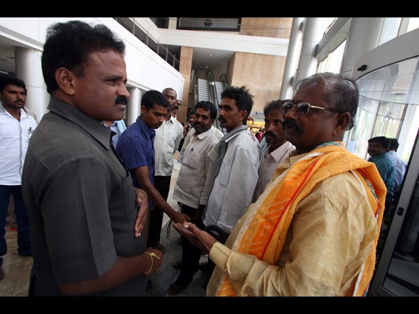 కన్నాను నిలదీసిన రైతులు