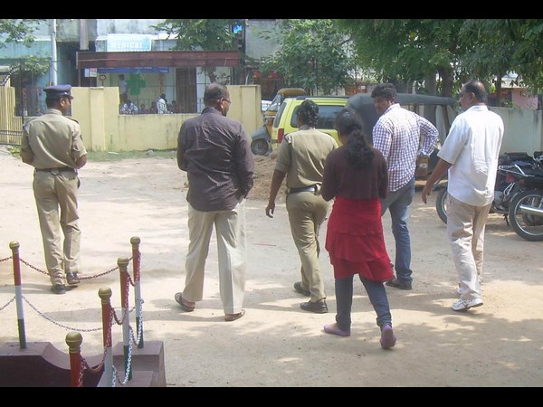 స్థానికులు రావడంతో పారిపోయారు...
