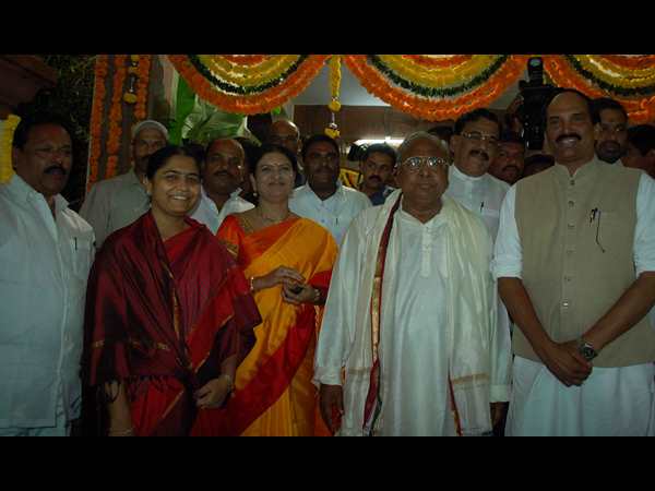 డికె అరుణ తదితరులతో..