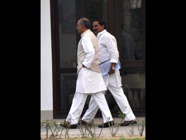 దిగ్విజయ్‌తో కిరణ్ ఇలా...