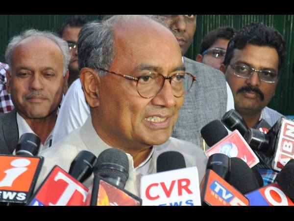 మీడియాతో దిగ్విజయ్..