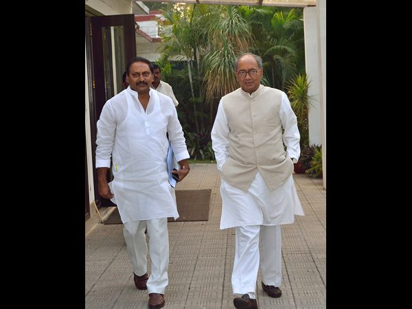 ముఖ్యమంత్రి తన పట్టు వీడారా..