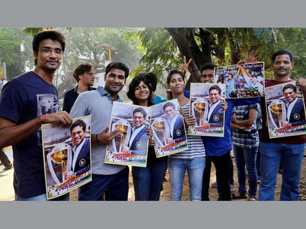 స్టేడియం వెలుపల ఫ్యాన్స్