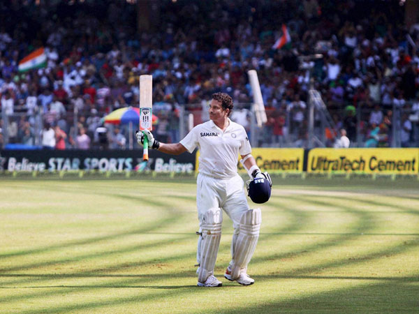 ప్రేక్షకులకు అభివాదం..