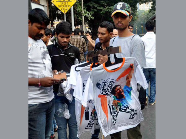 స్టేడియం వెలుపల అభిమానులు