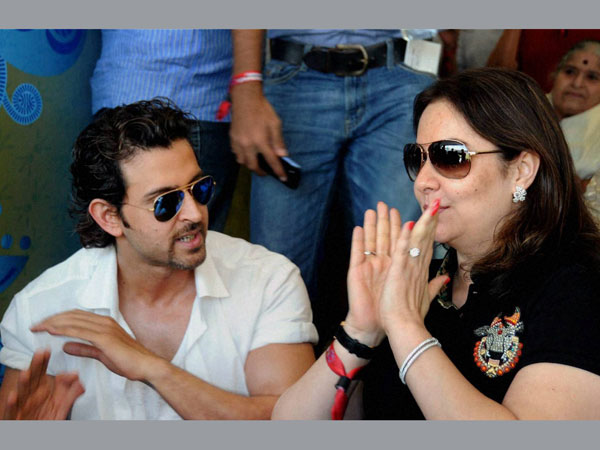 సచిన్ భార్య అంజలితో హృతిక్ రోషన్