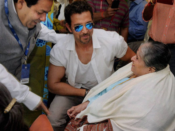 సచిన్ అమ్మతో హృతిక్ రోషన్