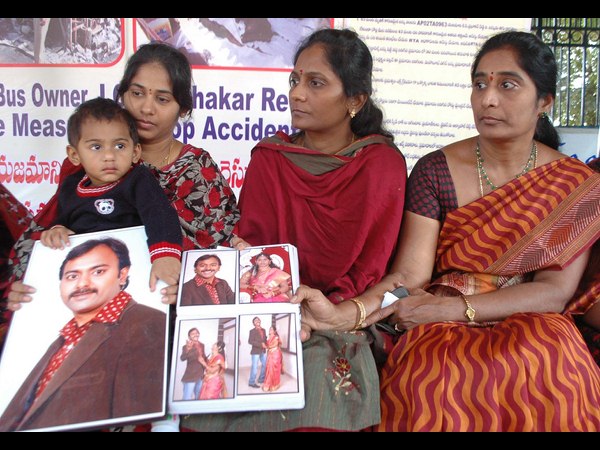 ధర్నాలో బాధితులు..