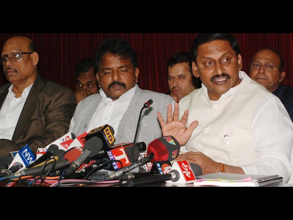 మీడియా సమావేశంలో కిరణ్ రెడ్డి..