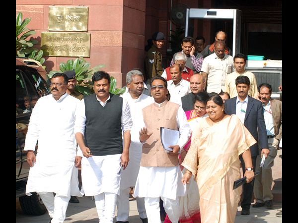 జెడి శీలం ముందుకు, చిరు వెనక్కి...