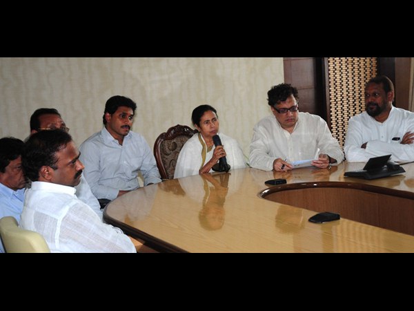 జగన్తో పాటు ప్రతినిధులు.. జగన్తో పాటు ప్రతినిధులు..