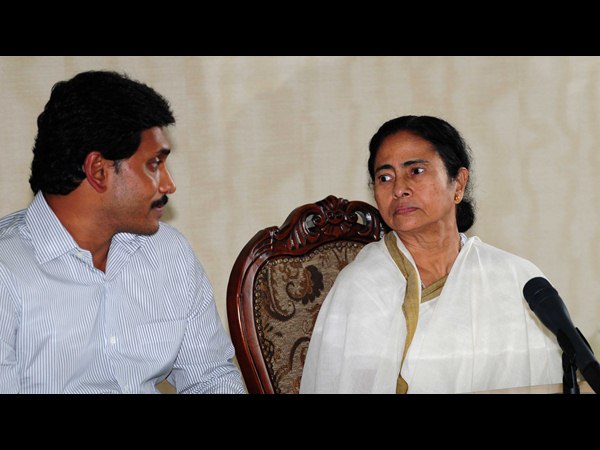 ఇలా చూశాడు.. ఇలా చూశాడు..