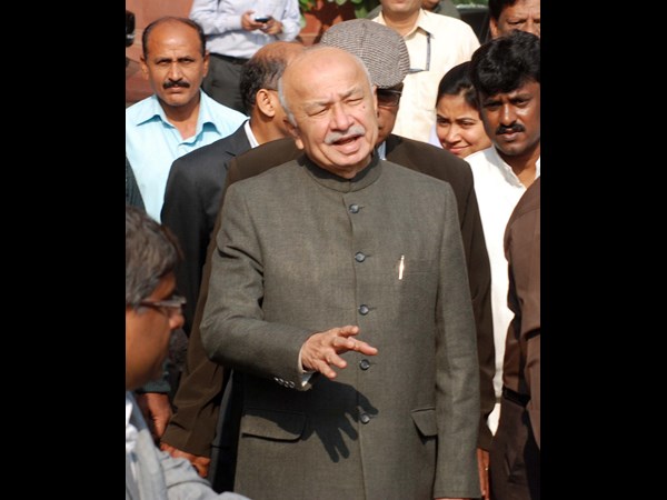 సుశీల్ కుమార్ షిండే చేతుల మీదుగా..