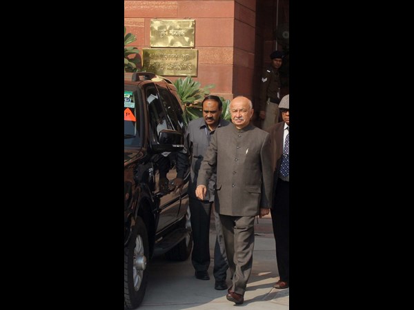 షిండే వేసే రోడ్డు సాఫియేనా..