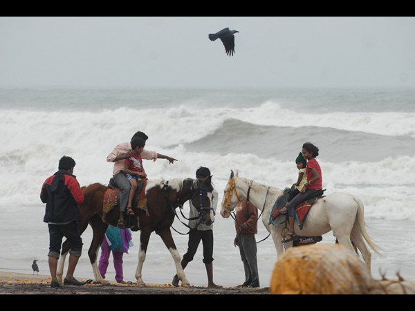 పోటెత్తిన సముద్రం..