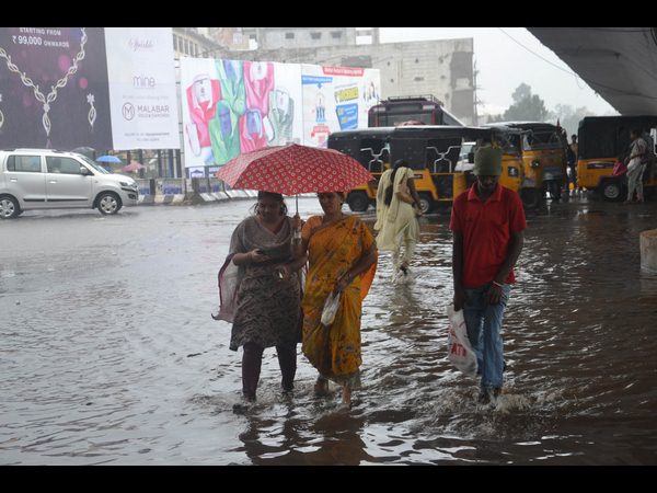 గొడుగు పట్టి..