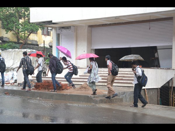 రోడ్లపై ప్రవాహం..