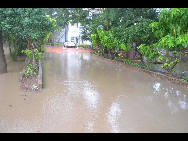 లోతట్టు ప్రాంతాలు జలమయం