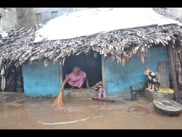 నీటిని తోలే ప్రయత్నం..