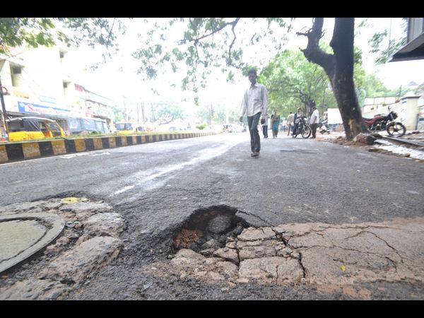 దెబ్బ తిన్న రోడ్డు