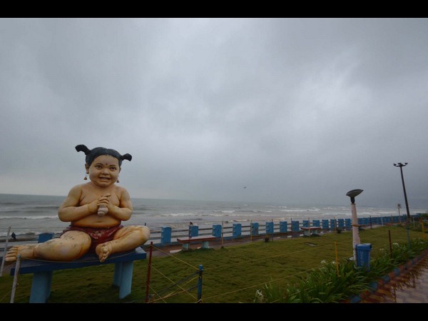 హోరెత్తిన సముద్రానికి సాక్ష్యంగా..