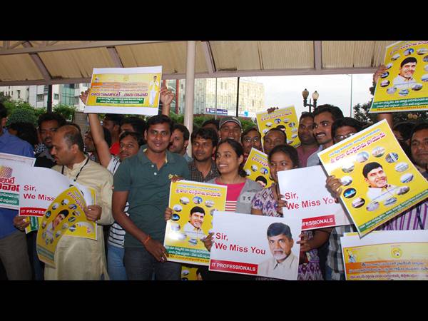 ఐటి ఉద్యోగు చేతుల్లో బాబు పోస్టర్లు..