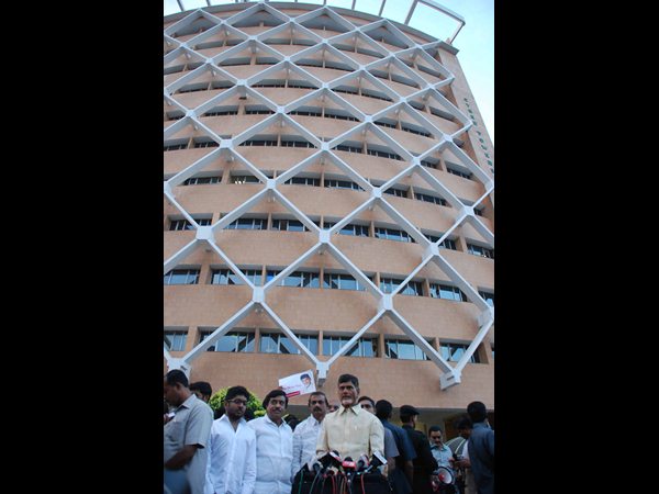 ఐటి ఉద్యోగులతో..