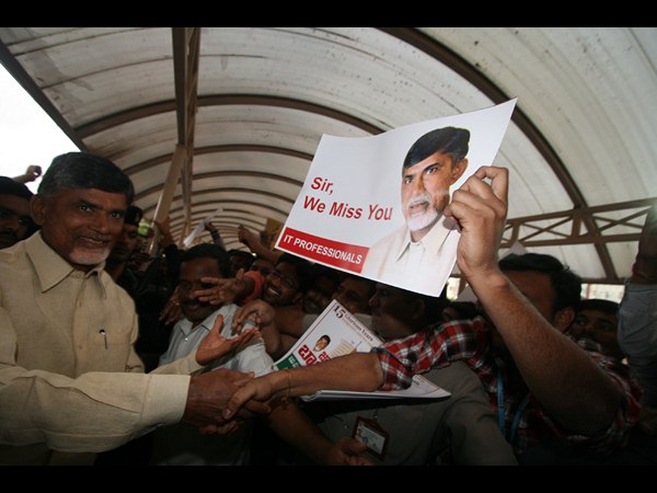 నవ్వు ముఖంతో చంద్రబాబు..