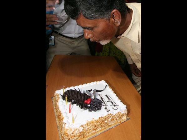 కేక్ కట్ చేశారు..