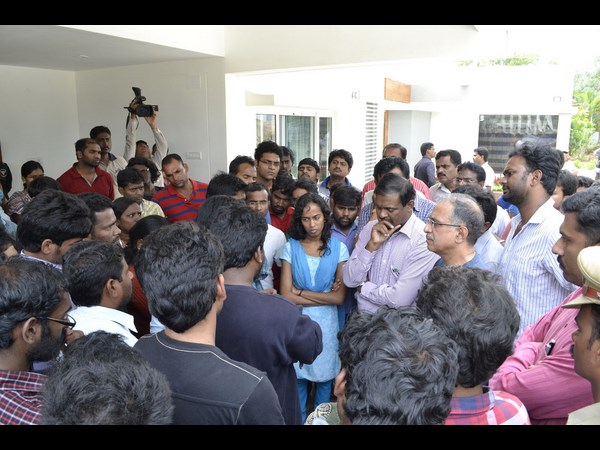 ఆగ్రహించిన విద్యార్థులు