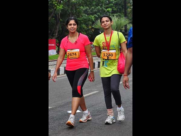  రన్‌లో యువతులు