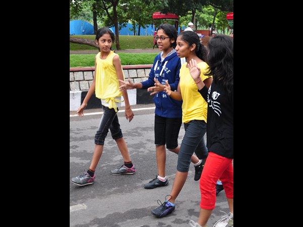 పరుగులో చిన్నారులు