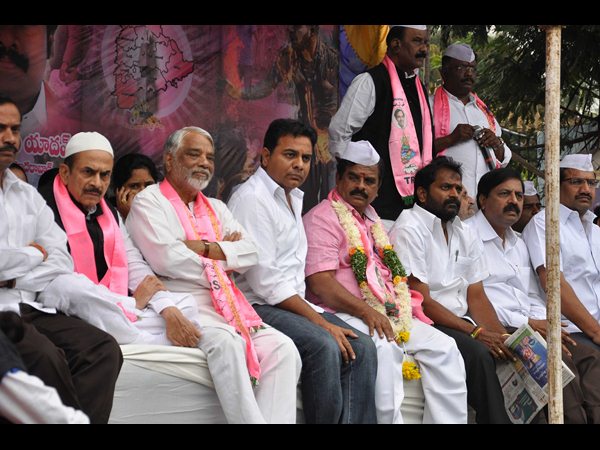 కేశవరావు, కెటిఆర్ ఇలా..
