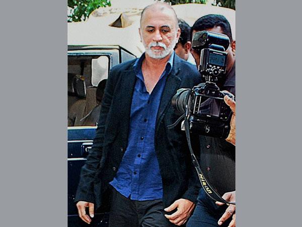 కోర్టు నుంచి బయటకు వస్తూ ఇలా..