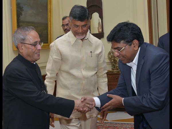 రాష్ట్రపతితో కరచాలనం..