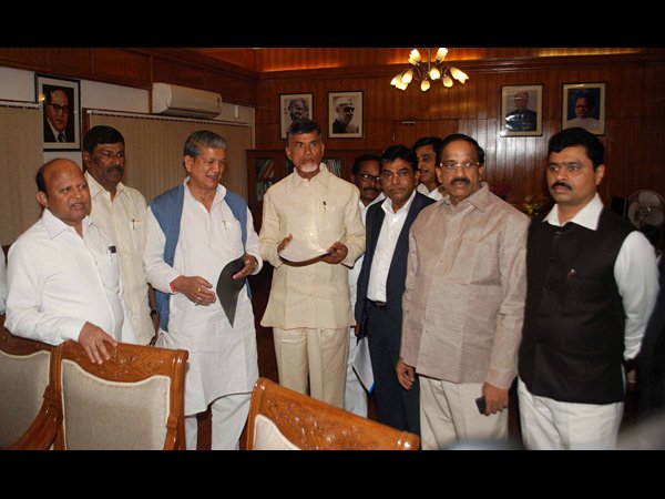 హరీష్ రావత్‌తో చంద్రబాబు..