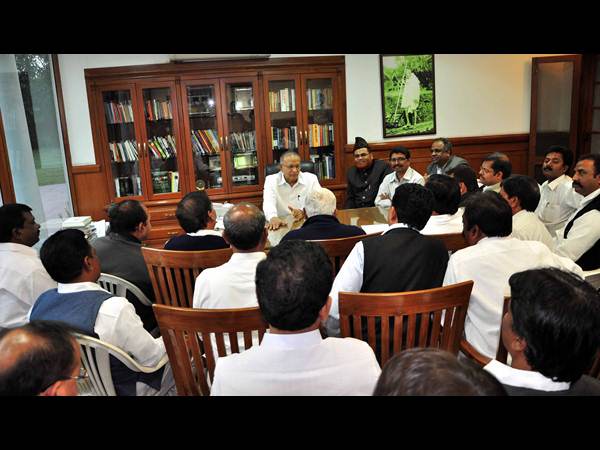 హడావిడిగా మీడియా సమావేశం..
