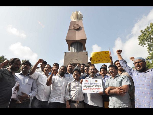 ప్లకార్డుల ప్రదర్శన..
