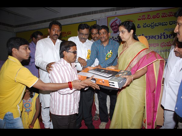 వికలాంగులకు సేవలు..