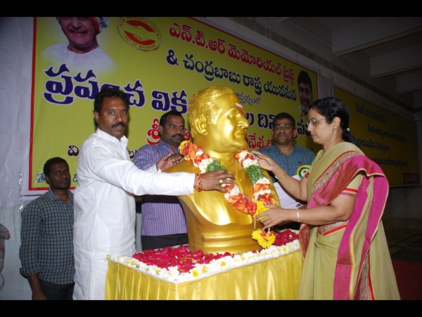 ఎన్టీఆర్‌కు నివాళి