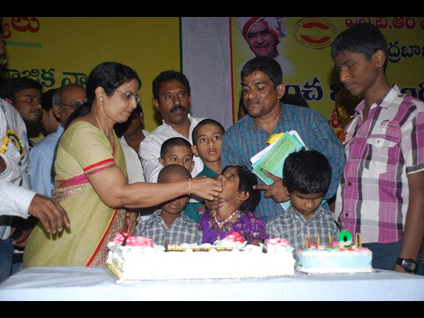 చిన్నారులతో ఇలా..