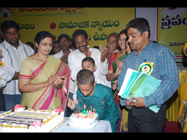 ఆనందాన్ని పంచిపెడుతూ...