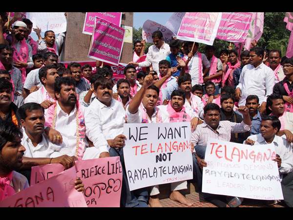 గన్‌పార్కు వద్ద విద్యార్థుల ధర్నా