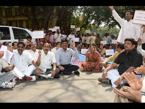 టీ ఉద్యోగుల ధర్నా..