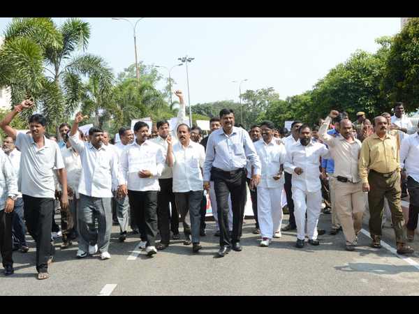 టీ ఉద్యోగుల ర్యాలీ