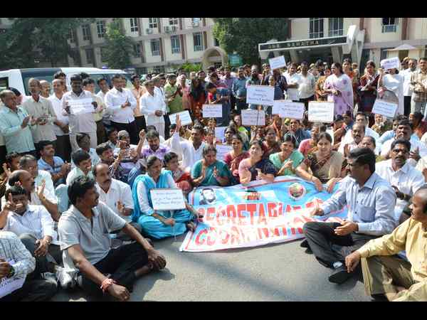 ఉద్యోగుల బైఠాయింపు..