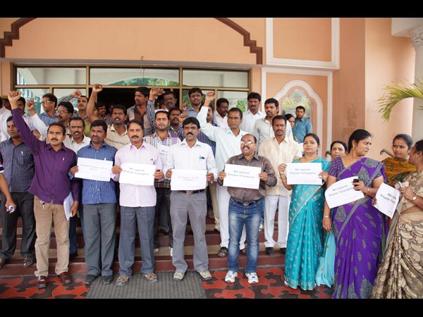 నినాదాలు చేసిన టీ ఉద్యోగులు