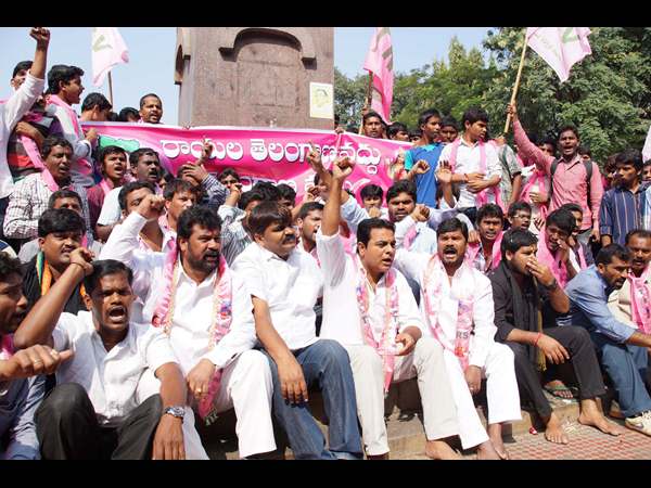 టిఆర్ఎస్వీ ధర్నా..