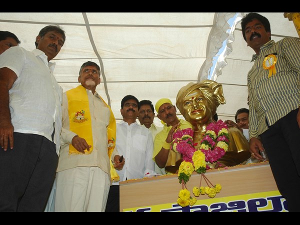 ఎన్టీఆర్‌కు నివాళి..